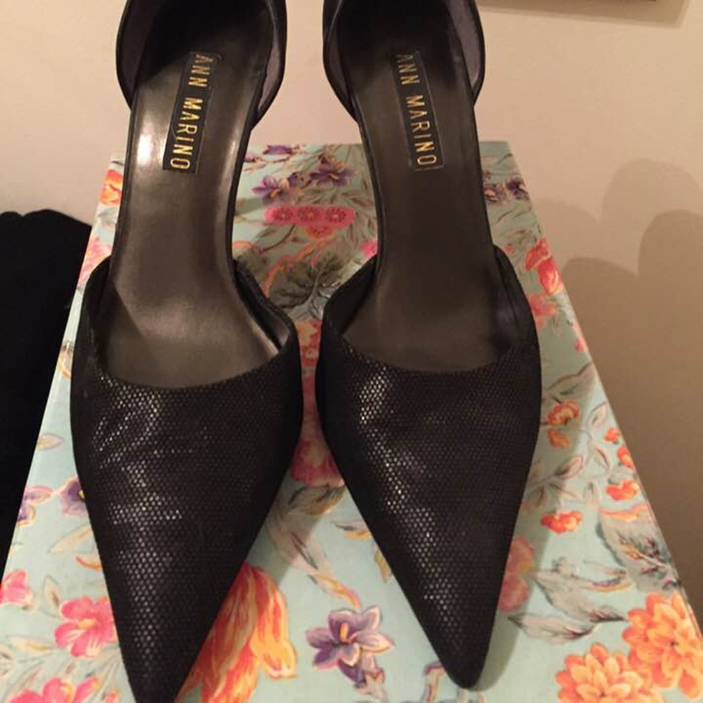 Black Pumps, Cut-out Sides, Embossed, Pointed Toe, Women's 6.5